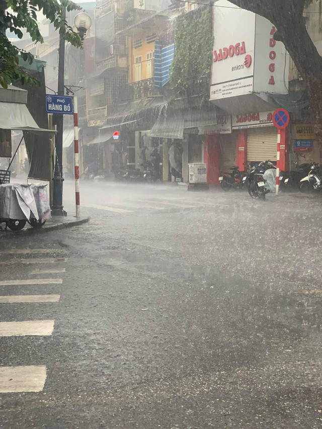 Nhiều tuyến phố Hà Nội chìm trong biển nước sau cơn mưa ban trưa - Hình 6 Nhieu tuyen pho Ha Noi chim trong bien nuoc sau con mua ban trua-Hinh-6