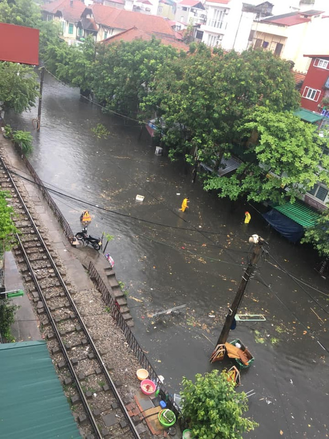 Nhiều tuyến phố Hà Nội chìm trong biển nước sau cơn mưa ban trưa - Hình 5 Nhieu tuyen pho Ha Noi chim trong bien nuoc sau con mua ban trua-Hinh-5