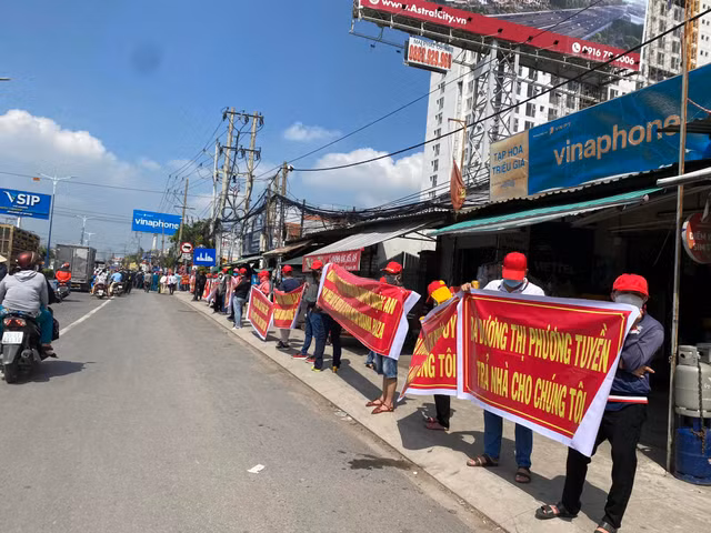 Hàng trăm khách hàng mua căn hộ dự án Roxana Plaza căng băng rôn đòi nhà Hang tram khach hang mua can ho du an Roxana Plaza cang bang ron doi nha