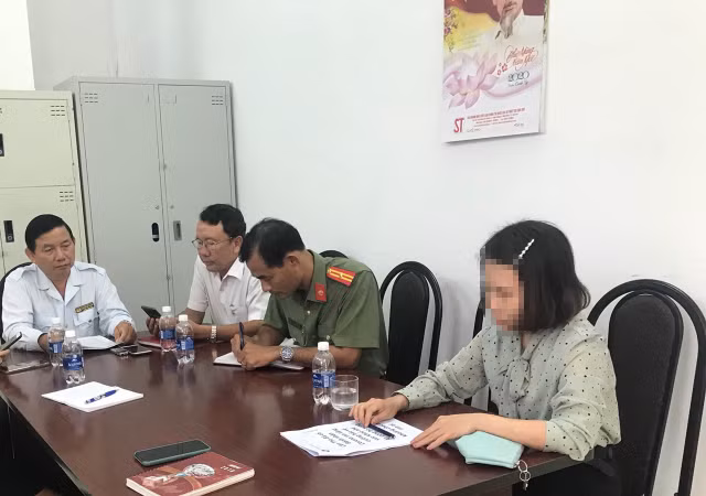 Nu bac si tham my dang tin sai su that ve virus corona bi cong an moi lam viec