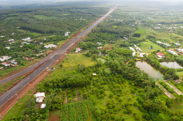 Cận cảnh cao tốc Dầu Giây - Phan Thiết trước thời hạn thông xe kỹ thuật - Hình 9 Can canh cao toc Dau Giay - Phan Thiet truoc thoi han thong xe ky thuat-Hinh-9