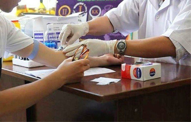 Bí mật trong túi xách của kẻ đâm nhiều người làm phơi nhiễm HIV - Hình 2 Bi mat trong tui xach cua ke dam nhieu nguoi lam phoi nhiem HIV-Hinh-2