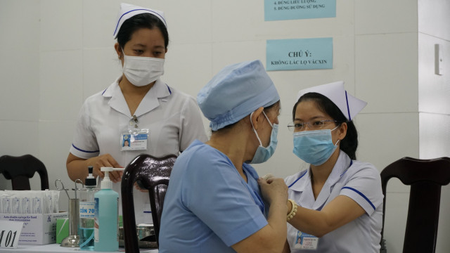 116 nhân viên y tế ở Cần Thơ đã được tiệm vắc xin phòng COVID-19 - Hình 2 116 nhan vien y te o Can Tho da duoc tiem vac xin phong COVID-19-Hinh-2