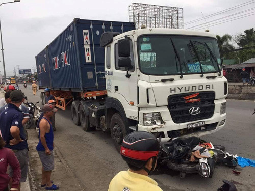 Tình người miền Tây trong vụ container tông nhiều xe máy ở Long An - Hình 6 Tinh nguoi mien Tay trong vu container tong nhieu xe may o Long An-Hinh-6
