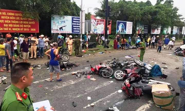 Tình người miền Tây trong vụ container tông nhiều xe máy ở Long An Tinh nguoi mien Tay trong vu container tong nhieu xe may o Long An