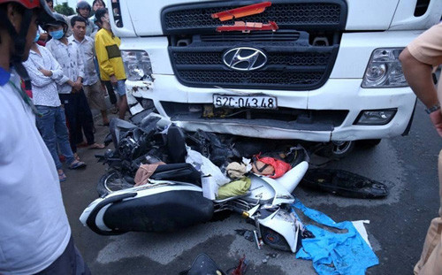 Tình người miền Tây trong vụ container tông nhiều xe máy ở Long An - Hình 3 Tinh nguoi mien Tay trong vu container tong nhieu xe may o Long An-Hinh-3