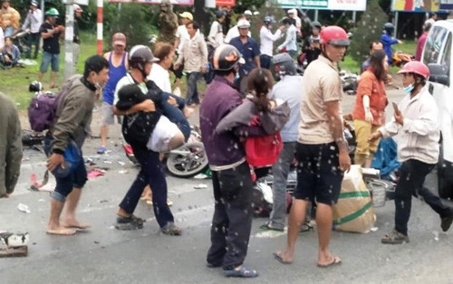 Tình người miền Tây trong vụ container tông nhiều xe máy ở Long An - Hình 4 Tinh nguoi mien Tay trong vu container tong nhieu xe may o Long An-Hinh-4