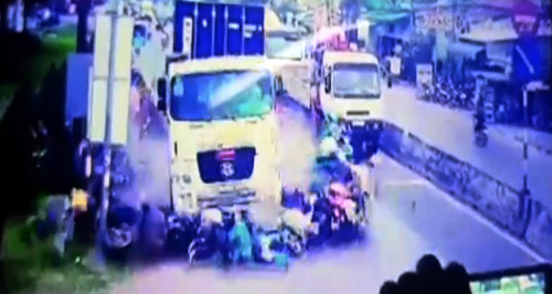 Tình người miền Tây trong vụ container tông nhiều xe máy ở Long An - Hình 2 Tinh nguoi mien Tay trong vu container tong nhieu xe may o Long An-Hinh-2