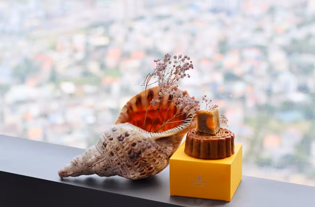 Kham pha 'banh trung thu choc troi' duoc che bien o nha cao nhat Viet Nam-Hinh-7