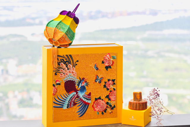 Kham pha 'banh trung thu choc troi' duoc che bien o nha cao nhat Viet Nam-Hinh-12