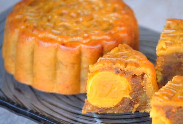 Kham pha 'banh trung thu choc troi' duoc che bien o nha cao nhat Viet Nam-Hinh-2