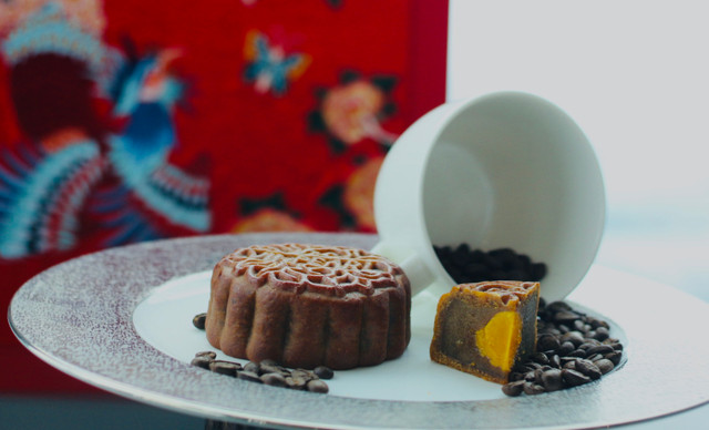 Kham pha 'banh trung thu choc troi' duoc che bien o nha cao nhat Viet Nam-Hinh-10