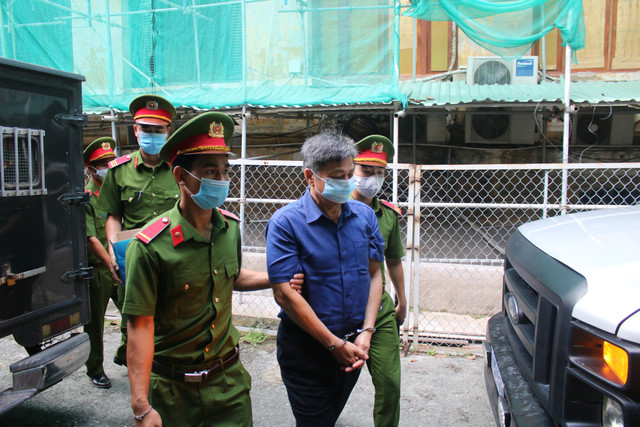 Hình ảnh cựu Phó chủ tịch TP HCM Nguyễn Thành Tài tiều tụy hầu tòa - Hình 3 Hinh anh cuu Pho chu tich TP HCM Nguyen Thanh Tai tieu tuy hau toa-Hinh-3