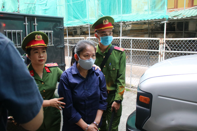 Hình ảnh cựu Phó chủ tịch TP HCM Nguyễn Thành Tài tiều tụy hầu tòa - Hình 4 Hinh anh cuu Pho chu tich TP HCM Nguyen Thanh Tai tieu tuy hau toa-Hinh-4