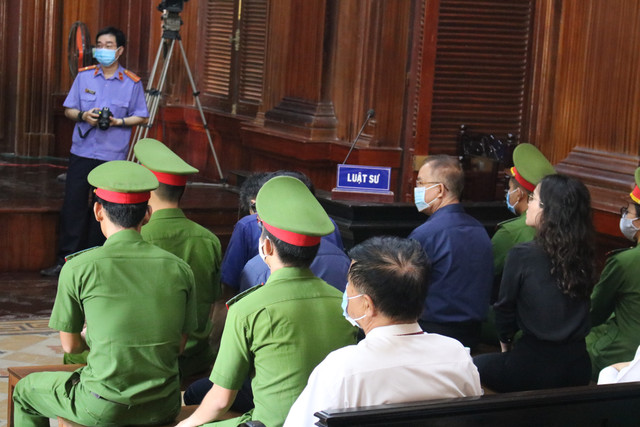 Hình ảnh cựu Phó chủ tịch TP HCM Nguyễn Thành Tài tiều tụy hầu tòa - Hình 9 Hinh anh cuu Pho chu tich TP HCM Nguyen Thanh Tai tieu tuy hau toa-Hinh-9