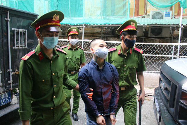 Hình ảnh cựu Phó chủ tịch TP HCM Nguyễn Thành Tài tiều tụy hầu tòa - Hình 5 Hinh anh cuu Pho chu tich TP HCM Nguyen Thanh Tai tieu tuy hau toa-Hinh-5