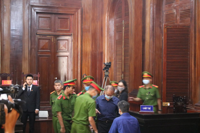 Hình ảnh cựu Phó chủ tịch TP HCM Nguyễn Thành Tài tiều tụy hầu tòa - Hình 8 Hinh anh cuu Pho chu tich TP HCM Nguyen Thanh Tai tieu tuy hau toa-Hinh-8