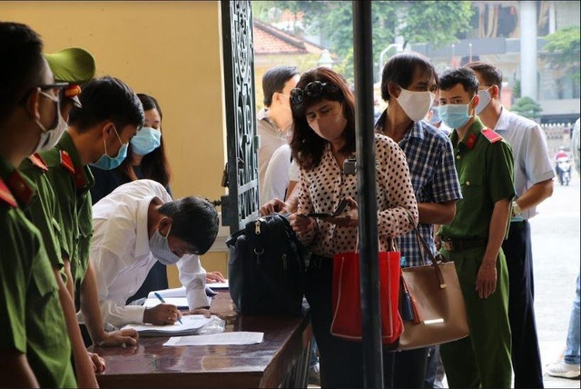 Hình ảnh cựu Phó chủ tịch TP HCM Nguyễn Thành Tài tiều tụy hầu tòa - Hình 7 Hinh anh cuu Pho chu tich TP HCM Nguyen Thanh Tai tieu tuy hau toa-Hinh-7