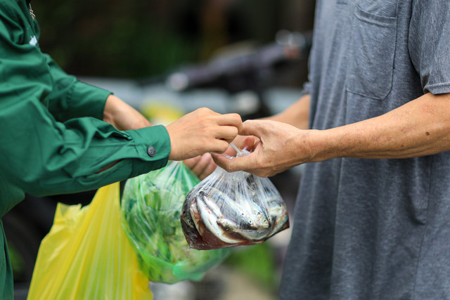 Công an, bộ đội tặng thực phẩm cho người dân ở TP Thủ Đức - Hình 4 Cong an, bo doi tang thuc pham cho nguoi dan o TP Thu Duc-Hinh-4