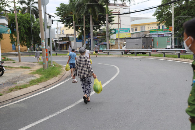 Cong an, bo doi tang thuc pham cho nguoi dan o TP Thu Duc-Hinh-9