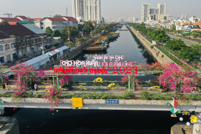 Rộn ràng chợ hoa Xuân “Trên bến dưới thuyền” ở TP HCM Ron rang cho hoa Xuan “Tren ben duoi thuyen” o TP HCM