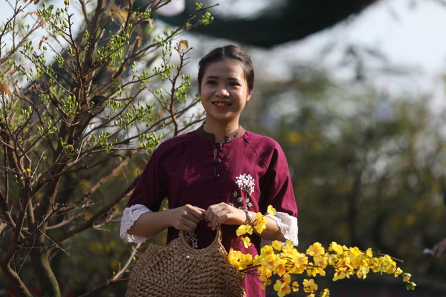 Ron rang cho hoa Xuan “Tren ben duoi thuyen” o TP HCM-Hinh-11