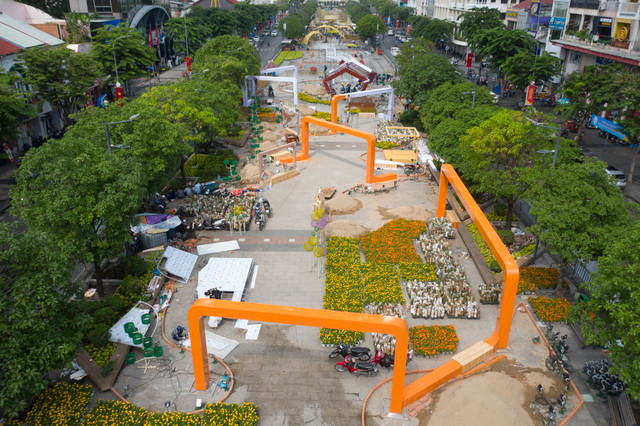 Cận cảnh đường hoa Nguyễn Huệ trước giờ khai mạc - Hình 13 Can canh duong hoa Nguyen Hue truoc gio khai mac-Hinh-13