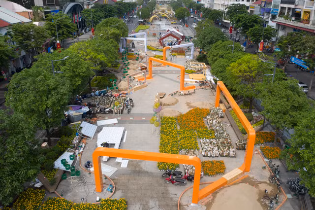 Cận cảnh đường hoa Nguyễn Huệ trước giờ khai mạc - Hình 13 Can canh duong hoa Nguyen Hue truoc gio khai mac-Hinh-13