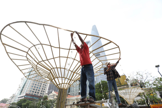 Cận cảnh đường hoa Nguyễn Huệ trước giờ khai mạc - Hình 4 Can canh duong hoa Nguyen Hue truoc gio khai mac-Hinh-4