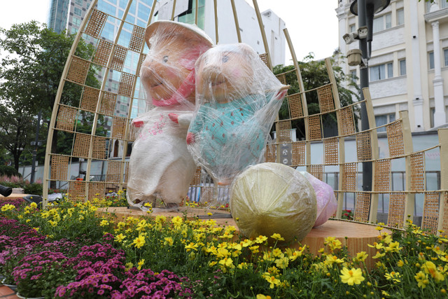 Cận cảnh đường hoa Nguyễn Huệ trước giờ khai mạc - Hình 8 Can canh duong hoa Nguyen Hue truoc gio khai mac-Hinh-8