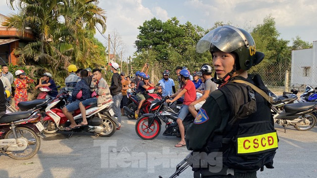 Người dân bất chấp nguy hiểm tụ tập xem cảnh sát vây kẻ nổ súng giết 4 người - Hình 6 Nguoi dan bat chap nguy hiem tu tap xem canh sat vay ke no sung giet 4 nguoi-Hinh-6