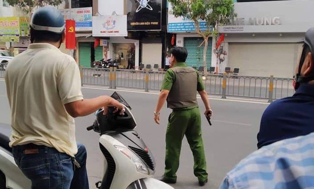 Nghi án thanh niên cầm súng, lựu đạn cướp ngân hàng Đông Á ở Sài Gòn Nghi an thanh nien cam sung, luu dan cuop ngan hang Dong A o Sai Gon