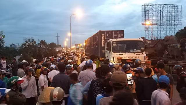 Hãi hùng hiện trường container “ủi” nhiều xe máy, hơn 20 người thương vong - Hình 8 Hai hung hien truong container “ui” nhieu xe may, hon 20 nguoi thuong vong-Hinh-8