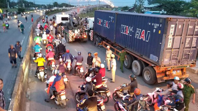 Hai hung hien truong container “ui” nhieu xe may, hon 20 nguoi thuong vong-Hinh-7