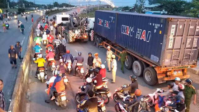 Hãi hùng hiện trường container “ủi” nhiều xe máy, hơn 20 người thương vong - Hình 7 Hai hung hien truong container “ui” nhieu xe may, hon 20 nguoi thuong vong-Hinh-7