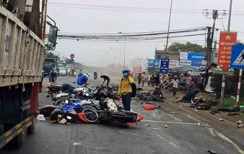 Hãi hùng hiện trường container “ủi” nhiều xe máy, hơn 20 người thương vong - Hình 3 Hai hung hien truong container “ui” nhieu xe may, hon 20 nguoi thuong vong-Hinh-3