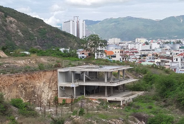 Ai chịu trách nhiệm trong vụ 'phá nát di tích lầu Bảo Đại làm resort 5 sao' ở Nha Trang? Ai chiu trach nhiem trong vu 'pha nat di tich lau Bao Dai lam resort 5 sao' o Nha Trang?
