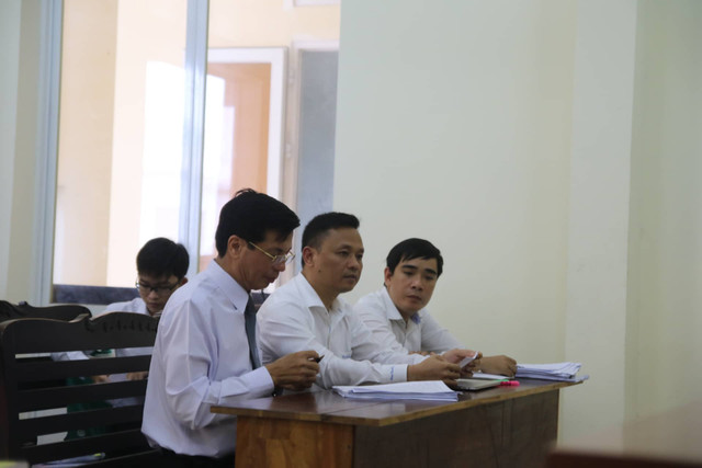 Luật sư của bà Diệp Thảo và ông Đặng Lê Nguyên Vũ cãi nhau nảy lửa tại tòa Luat su cua ba Diep Thao va ong Dang Le Nguyen Vu cai nhau nay lua tai toa