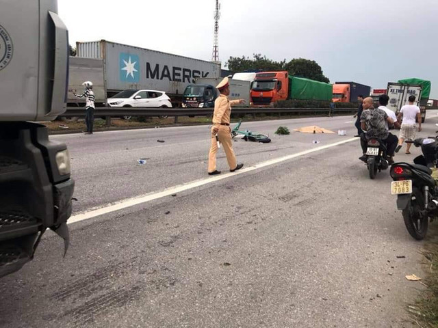 Hiện trường kinh hoàng vụ 'đứng xem tai nạn, 6 người bị xe tải lật đè trúng tử vong tại chỗ' - Hình 6 Hien truong kinh hoang vu 'dung xem tai nan, 6 nguoi bi xe tai lat de trung tu vong tai cho'-Hinh-6