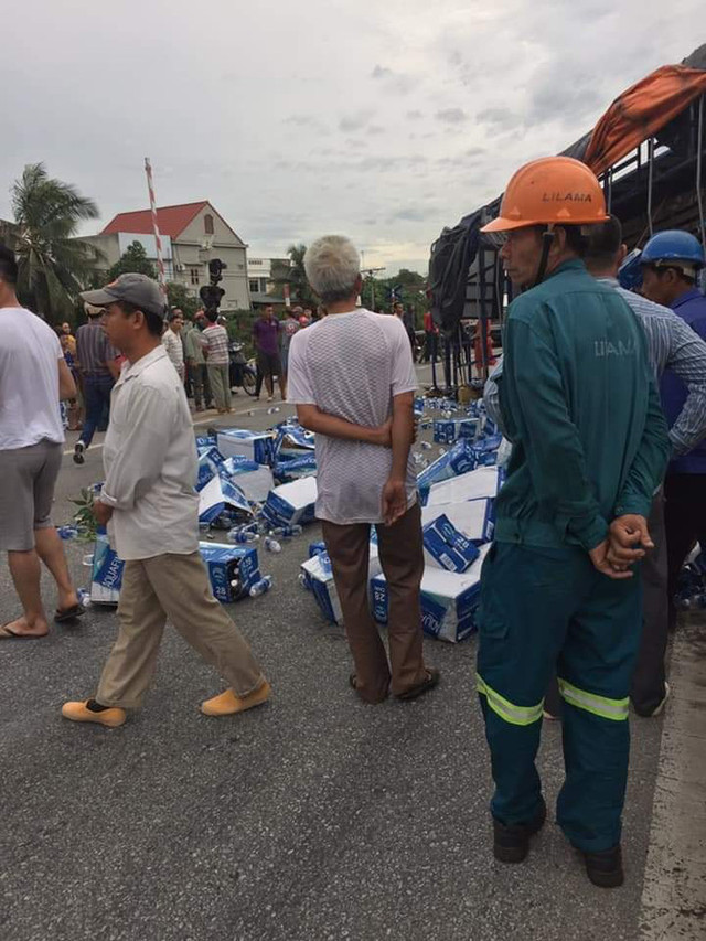 Hiện trường kinh hoàng vụ 'đứng xem tai nạn, 6 người bị xe tải lật đè trúng tử vong tại chỗ' - Hình 4 Hien truong kinh hoang vu 'dung xem tai nan, 6 nguoi bi xe tai lat de trung tu vong tai cho'-Hinh-4