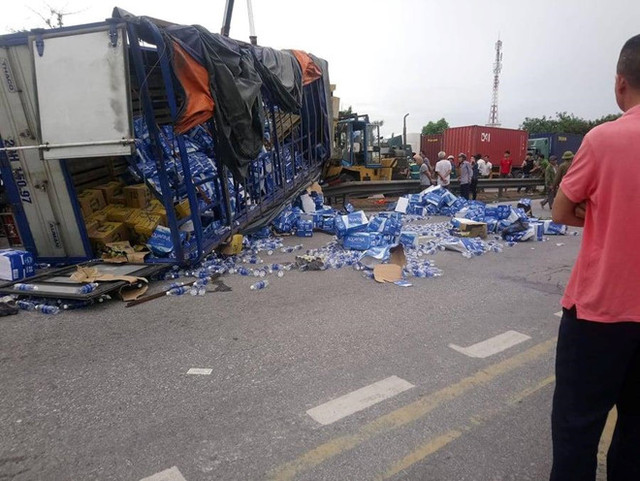 Hiện trường kinh hoàng vụ 'đứng xem tai nạn, 6 người bị xe tải lật đè trúng tử vong tại chỗ' - Hình 7 Hien truong kinh hoang vu 'dung xem tai nan, 6 nguoi bi xe tai lat de trung tu vong tai cho'-Hinh-7