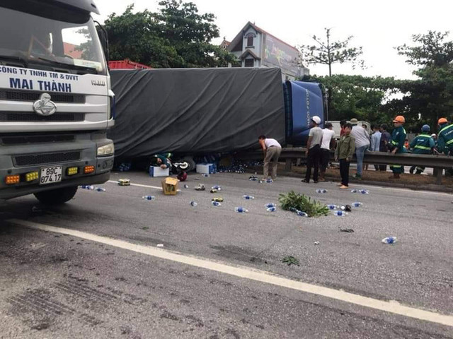 Hiện trường kinh hoàng vụ 'đứng xem tai nạn, 6 người bị xe tải lật đè trúng tử vong tại chỗ' - Hình 2 Hien truong kinh hoang vu 'dung xem tai nan, 6 nguoi bi xe tai lat de trung tu vong tai cho'-Hinh-2