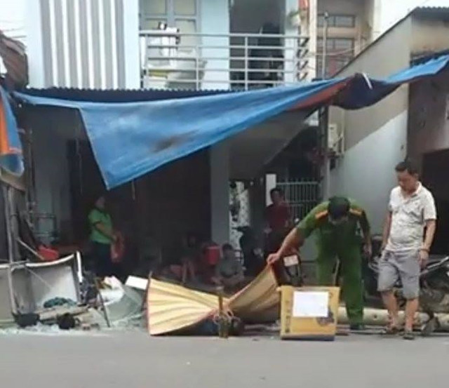Trụ điện ngã đè chết người đàn ông đang đi xe máy ở Đồng Nai Tru dien nga de chet nguoi dan ong dang di xe may o Dong Nai