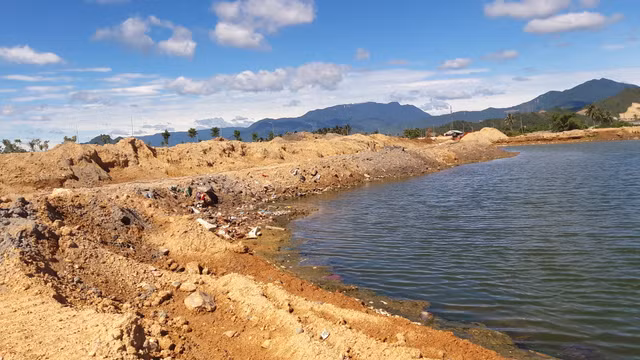 Cận cảnh dự án Golden Hills của Công ty Trung Nam lấn sông Cu Đê - Hình 2 Can canh du an Golden Hills cua Cong ty Trung Nam lan song Cu De-Hinh-2