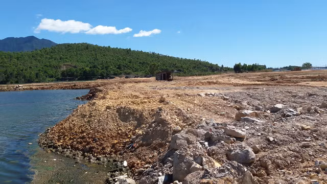 Cận cảnh dự án Golden Hills của Công ty Trung Nam lấn sông Cu Đê - Hình 3 Can canh du an Golden Hills cua Cong ty Trung Nam lan song Cu De-Hinh-3