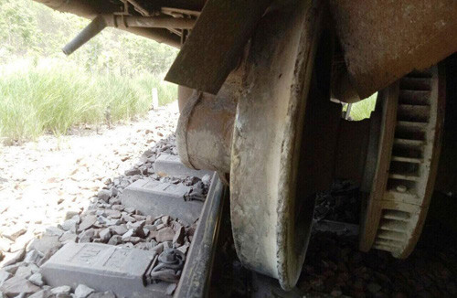 Tàu hỏa trật bánh, hàng loạt chuyến tàu Tết ảnh hưởng Tau hoa trat banh, hang loat chuyen tau Tet anh huong