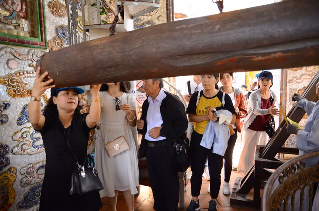 Cận cảnh chùa "ve chai" Linh Phước có tượng Quan Thế Âm bồ tát được kết bằng 650.000 hoa bất tử - Hình 7 Can canh chua