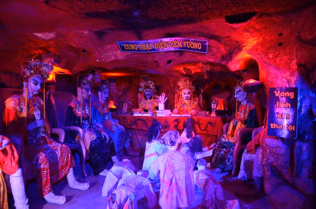 Cận cảnh chùa "ve chai" Linh Phước có tượng Quan Thế Âm bồ tát được kết bằng 650.000 hoa bất tử - Hình 13 Can canh chua