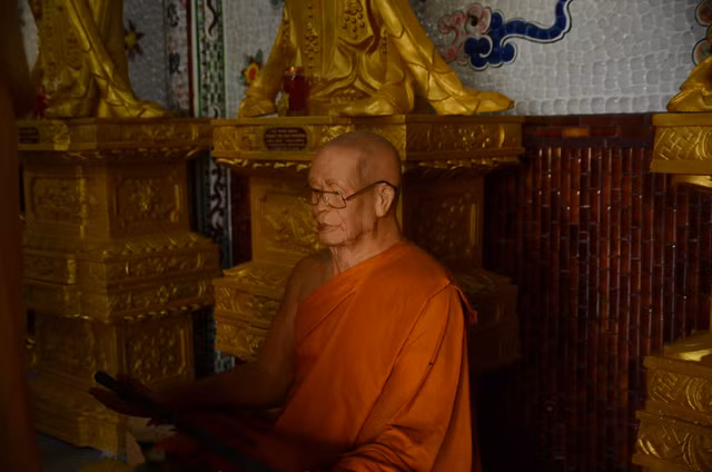 Cận cảnh chùa "ve chai" Linh Phước có tượng Quan Thế Âm bồ tát được kết bằng 650.000 hoa bất tử - Hình 10 Can canh chua