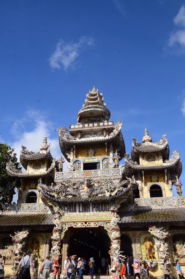 Cận cảnh chùa "ve chai" Linh Phước có tượng Quan Thế Âm bồ tát được kết bằng 650.000 hoa bất tử - Hình 2 Can canh chua